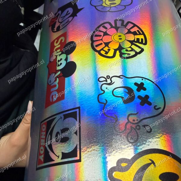 Lámina de vinilo holográfico impresa curvada en la mano, muestra real
