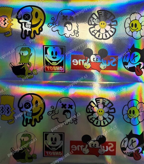 Plancha de stickers impresos en vinilo holográfico con efecto arcoíris, muestra real Papagayoprint