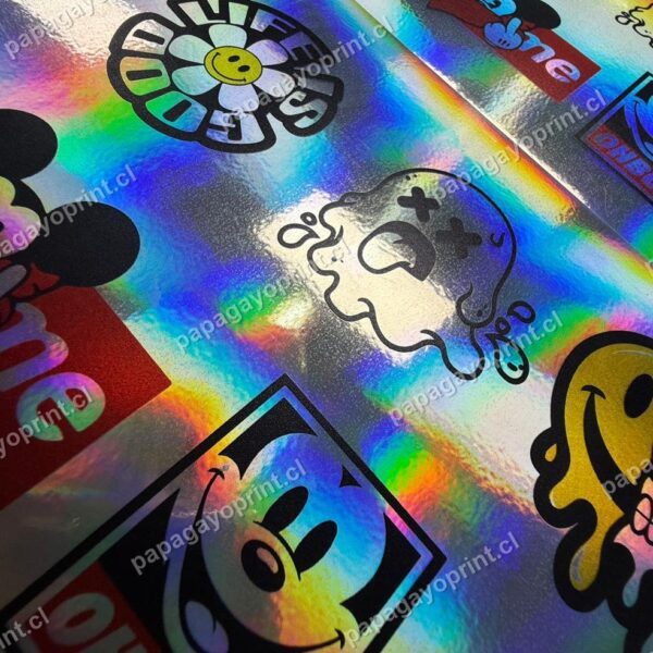 Stickers holográficos impresos vistos en ángulo con el brillo tornasol, muestra real