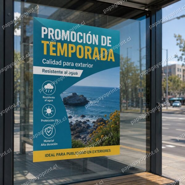 Afiche publicitario en papel sintético instalado en paradero de buses