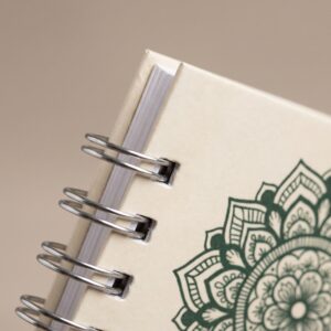Detalle anillado doble cero plata y tapa laminada mate de cuaderno personalizado - Papagayoprint Chile