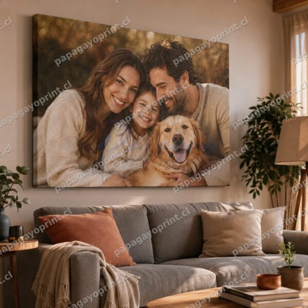 Cuadro canvas personalizado con foto familiar decorando un living - Papagayoprint