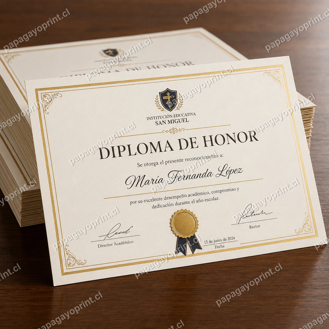 Diploma de honor institucional impreso con borde dorado sobre mesa de madera