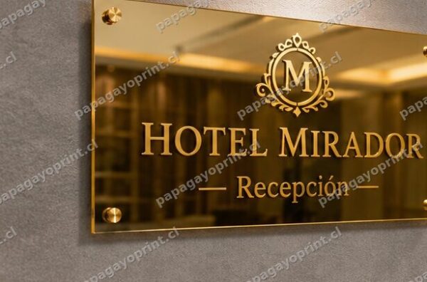 Letrero de acrilico efecto espejo dorado 4mm en recepcion de hotel