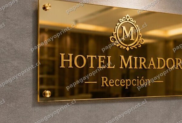Letrero de acrilico efecto espejo dorado 4mm en recepcion de hotel