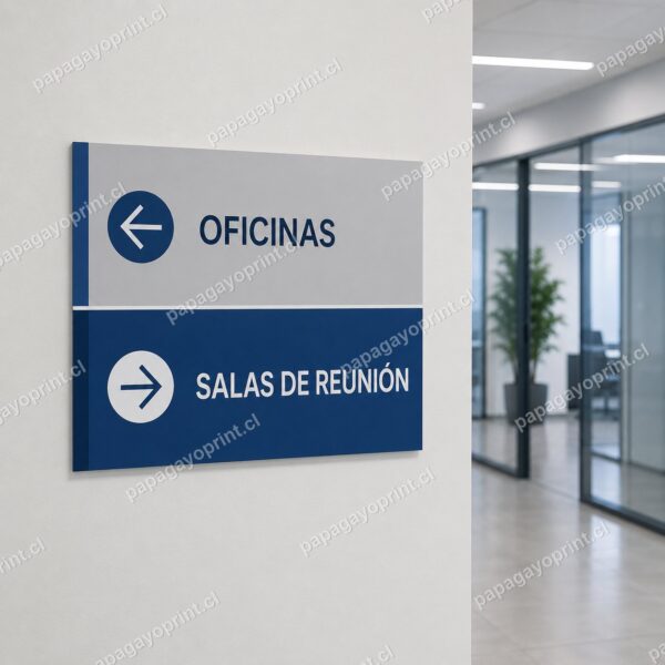 Letrero de señalética direccional en pasillo de oficina - Papagayoprint