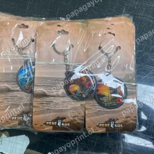 Llaveros personalizados con empaque individual listos para entrega, producción real