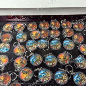 Llaveros acrílicos personalizados recién impresos en la máquina, producción real Papagayoprint