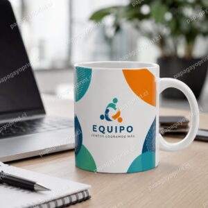 Mug personalizado corporativo en escritorio - Papagayoprint