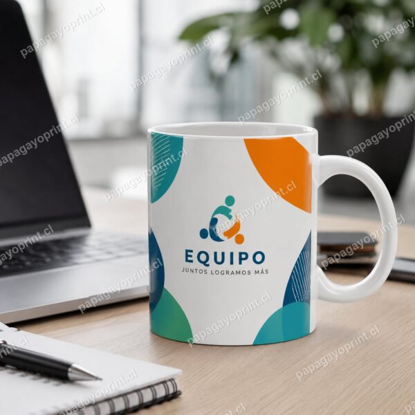 Mug personalizado corporativo en escritorio - Papagayoprint