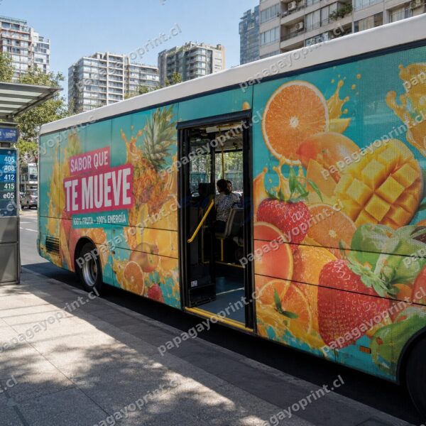 Adhesivo One Way Vision en bus de transporte publico con publicidad - Papagayoprint Chile