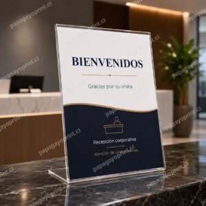 Porta gráfica L acrílico en recepción de empresa - Papagayoprint