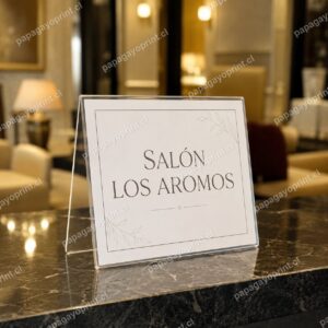 Porta gráfica T acrílico identificando salón de hotel - Papagayoprint