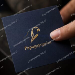Primer plano de tarjeta de presentacion cuadrada con acabado soft touch y logo dorado en relieve Papagayoprint