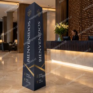 Tótem publicitario de 3 caras en lobby de hotel - Papagayoprint