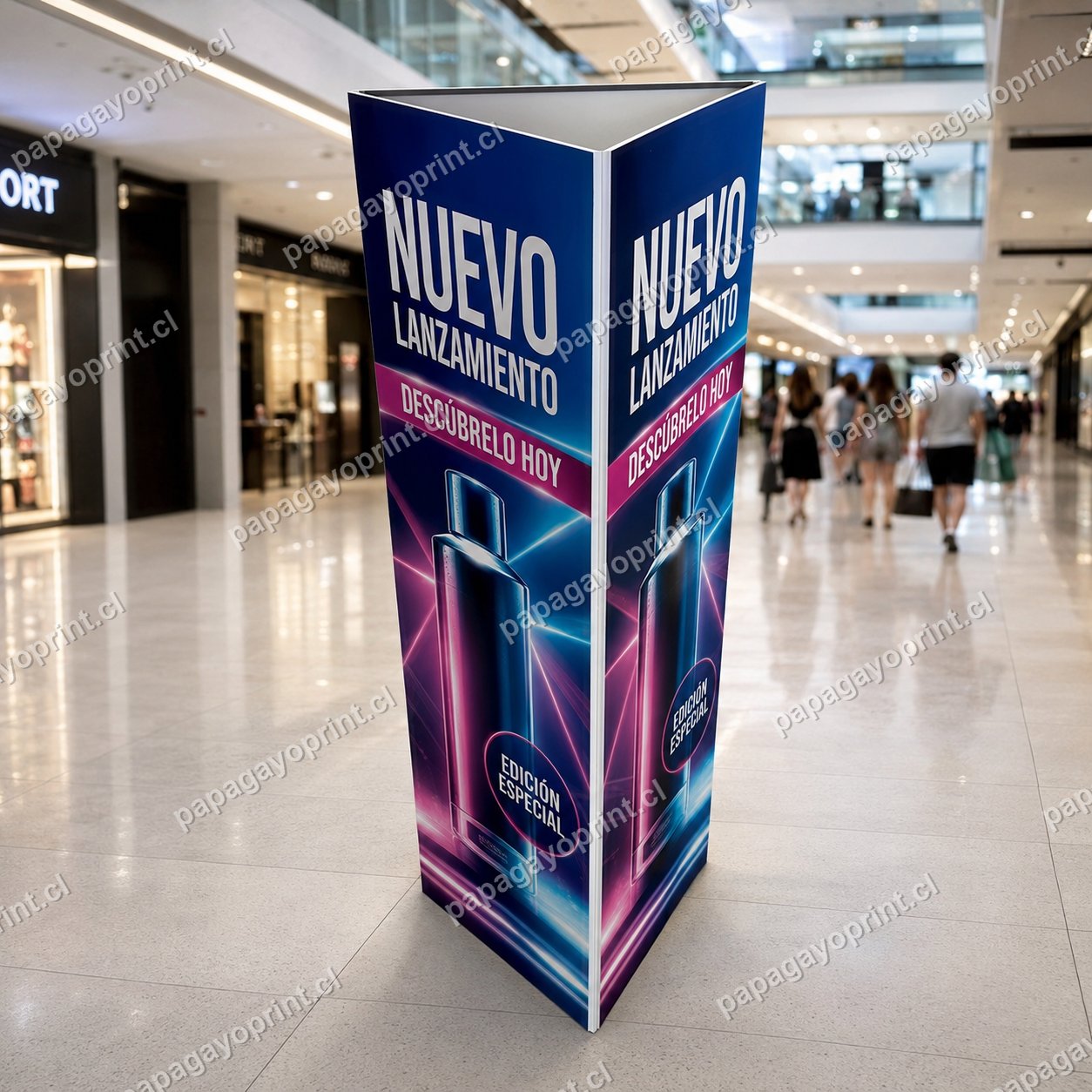Tótem publicitario de tres caras emplacado en foam en centro comercial