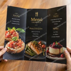 Tríptico impreso de tres paneles con diseño de menú gastronómico sostenido abierto