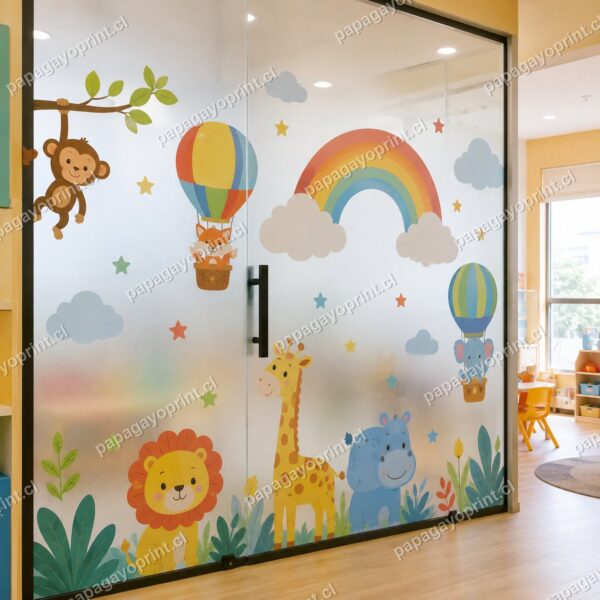 Vinilo dusted esmerilado con dibujos infantiles a color impresos, opacos sobre fondo translúcido, en mampara de jardín infantil