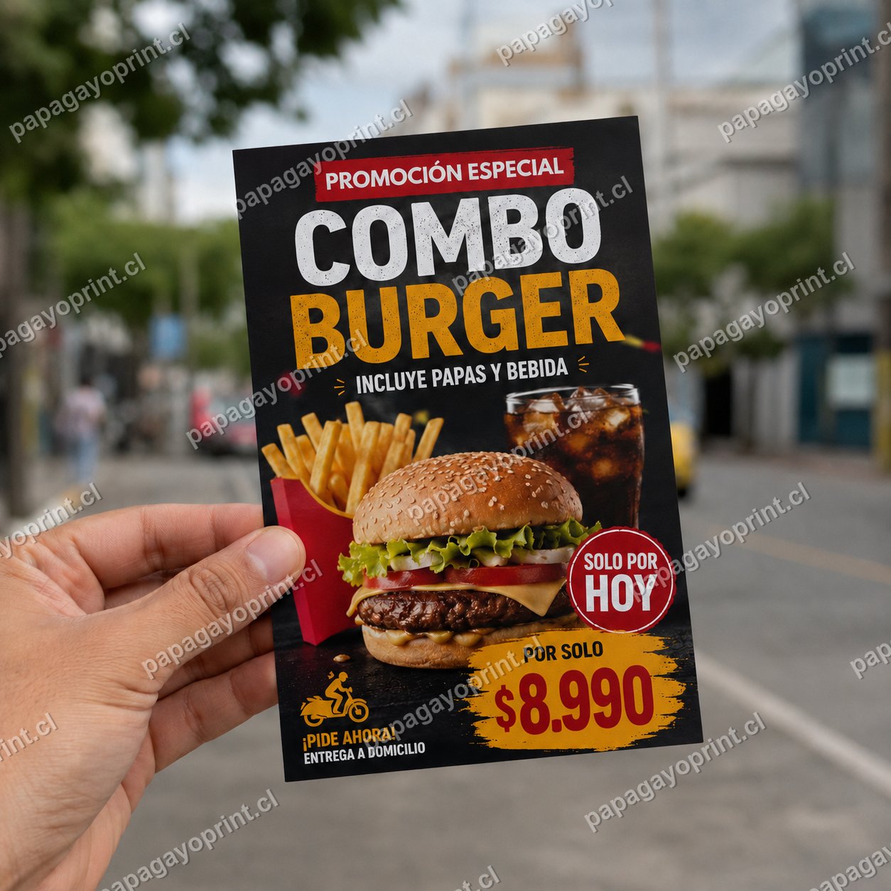 Mano sosteniendo un volante impreso a todo color con promoción gastronómica