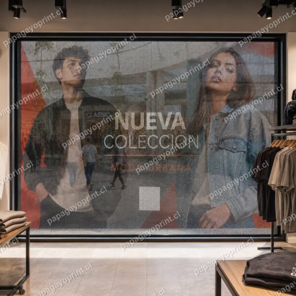 Vista desde el interior de la tienda hacia la calle a través del adhesivo microperforado